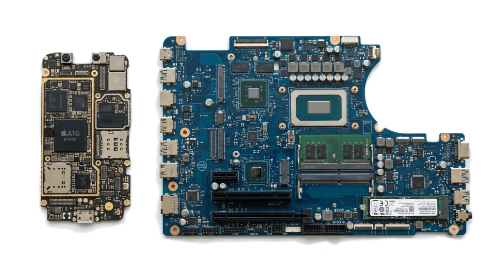 Técnico realizando microsoldadura en placa electrónica
